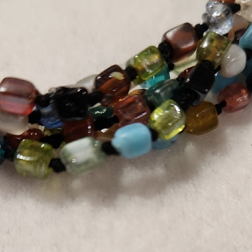 Black, Green Jewelry Woman With Small Wrists Twisted Glass Beaded Bracelet - Picture 2 of 5